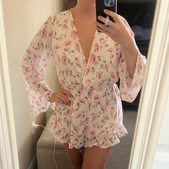Neutral colored Floral Romper - Picture 4 of 16